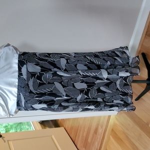 Jones NY Collect. Black/GraySize 16 Leaf Pattern 100% Silk Waist W/Side Zipper